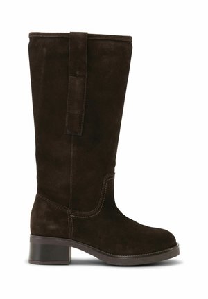 Botte mi-mollet en daim marron foncé avec talon bloc, bout arrondi et languette à tirer sur le dessus.