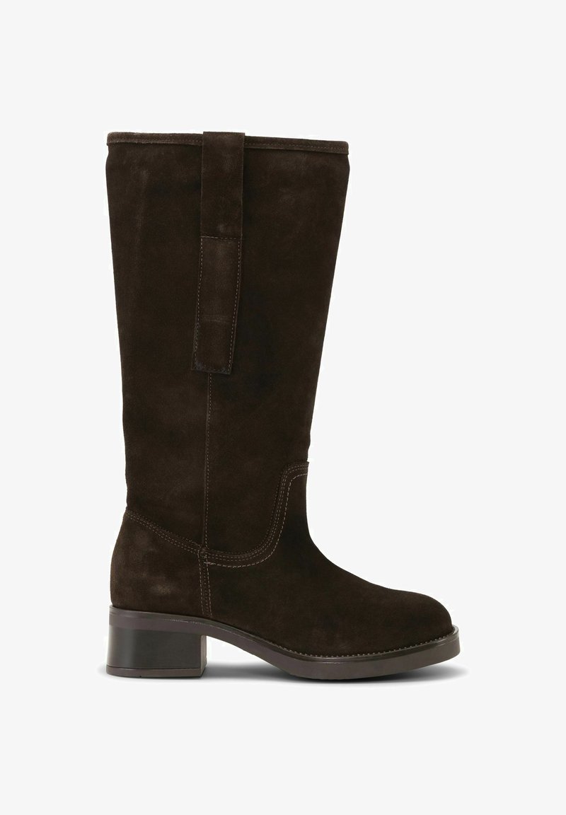 Botte mi-mollet en daim marron foncé avec talon bloc, bout arrondi et languette à tirer sur le dessus.