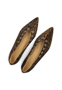 Leopardenmuster Ballerinas mit spitzen Zehen, aus Wildleder, mit Metallösen an der Seite und einem beigen Innenfutter.