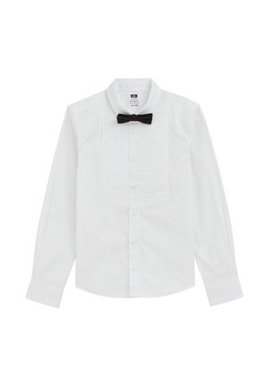 Biała koszula z długim rękawem z plisowanym przednim panelem i czarną muszką przymocowaną do kołnierza, metka z rozmiarem widoczna wewnątrz kołnierza.