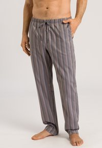 Grijze pyjamabroek voor heren met verticale strepen in rood en blauw, elastische tailleband met koord, en zijzakken. Gladde textuur.