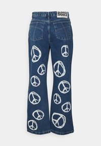 Jeans de perna larga em denim azul escuro com múltiplos gráficos de sinais de paz brancos, cinco bolsos e uma etiqueta preta "RAGGED" na cintura.