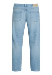 Blugi din denim albastru deschis, cu picior drept și cinci buzunare. Prezintă o etichetă cu brand pe talie și o estompare subtilă pentru textură.