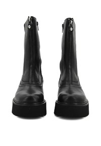 Czarne skórzane botki za kostkę z zamkiem błyskawicznym z przodu, wyposażone w grubą, czarną platformę oraz widoczne detale szwów wzdłuż szwów.