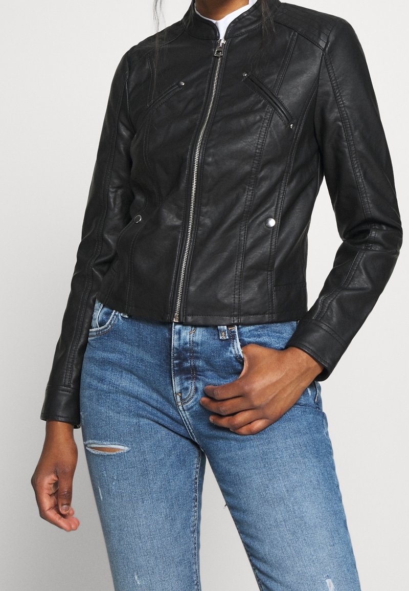 Svart läderbikerjacka med en figursydd design, dragkedjestängning och två bröstfickor. Har kviltade detaljer på axlarna.