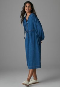 Next TIE FRONT MIDI SMOCK - Denimové šaty - mid blue