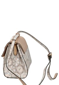 Borsa a mano beige con motivo geometrico. Forma arrotondata, con texture, dotata di una cerniera in metallo e manico regolabile. Accentuata da accessori in oro.