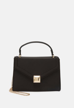 Borsa a mano nera realizzata in materiale liscio, con un flap geometrico, accessori in oro e una tracolla a catena removibile per una maggiore versatilità.