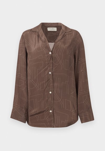 Καφέ πουκάμισο με κουμπιά και μακριά μανίκια, με αφηρημένα ανοιχτόχρωμα διακεκομμένα γραμμικά σχέδια και μυτερό γιακά σε απλό φόντο.