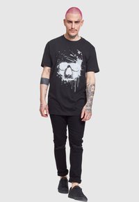 Mister Tee WATERPAINT SKULL - Marškinėliai su spaudiniu - black