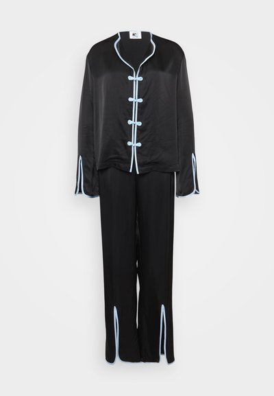 Set de pijama din satin negru, compus dintr-o bluză cu mânecă lungă și detalii în albastru deschis la margini, însoțită de pantaloni asortați cu fante laterale.