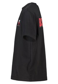 Camiseta de algodón negra con mangas cortas, cuello redondo y texto impreso en rojo "BULLS" junto con el logo de los Chicago Bulls en la parte delantera.