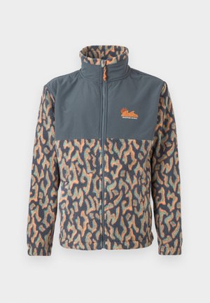 Chaqueta de forro polar con cremallera completa, cuello alto, parte superior del pecho en gris oscuro sólido y patrón abstracto multicolor en las mangas y la parte inferior del cuerpo.