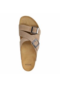 Sandalo in suede beige con due cinturini regolabili, fibbie in metallo argentato e una soletta imbottita. L'interno presenta un'impronta del logo del marchio.