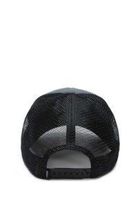 Cappello snapback in rete nera con un pannello frontale grigio solido. Presenta una visiera curva e una chiusura regolabile sul retro. Design leggero e traspirante.