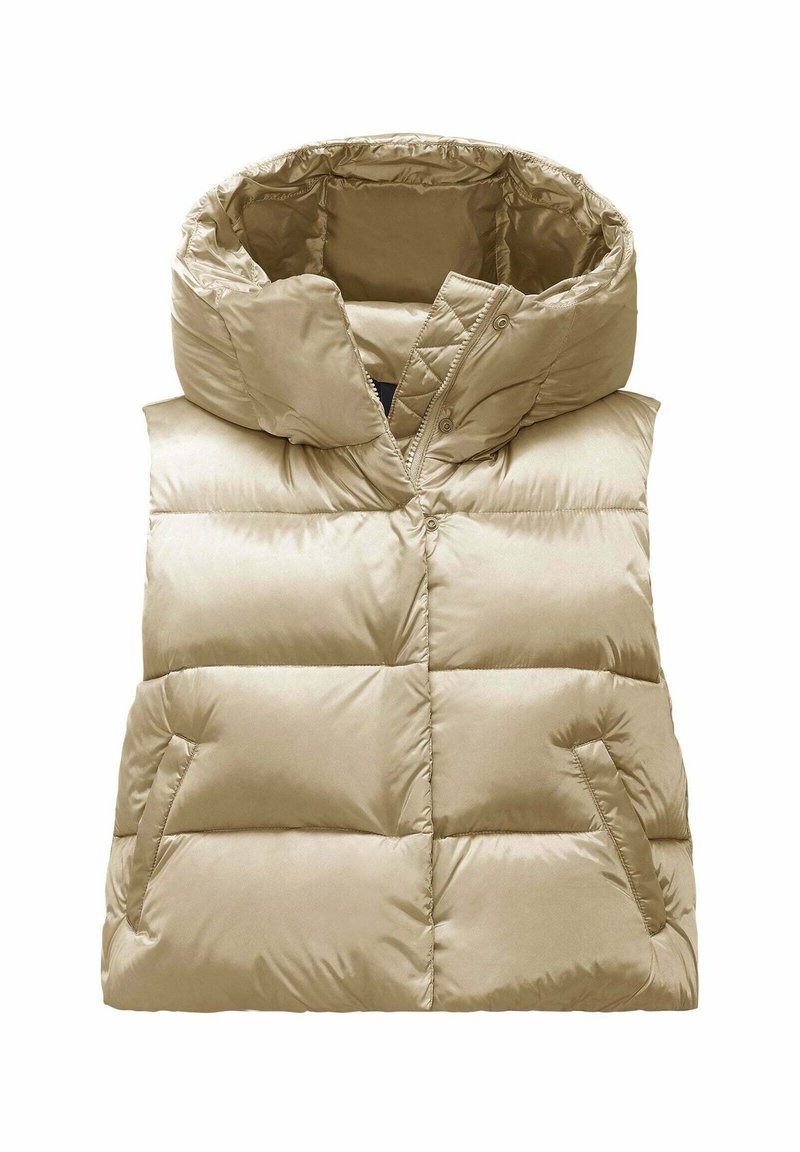Gilet trapuntato beige con collo alto, due tasche laterali e una texture liscia e lucida. Chiusura con zip e bottoni a pressione.