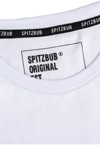 T-shirt bianco con collo rotondo e costine; etichetta nera sul colletto con la scritta "SPITZBUB" in testo bianco. Tessuto di cotone morbido, senza stampe né dettagli.