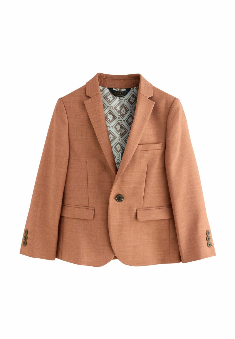 Blazer naranja-marrón con un corte estructurado, que presenta un cuello con muesca, dos bolsillos frontales y un forro gris con patrón. Detalles de botones en las mangas.