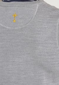 Sweat-shirt gris avec une texture lisse, un col rond, et un petit détail de trophée jaune brodé au niveau de la nuque à l'arrière.