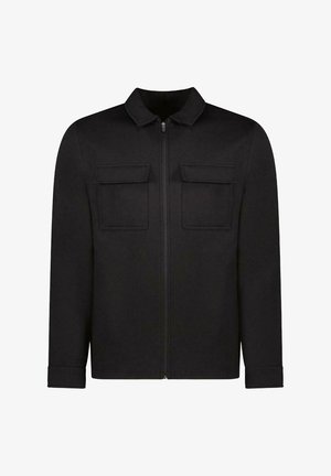 Zwarte jacket met een kraag als halslijn, voormodel met rits en twee borstzakken. Heeft een gladde textuur en lange mouwen.