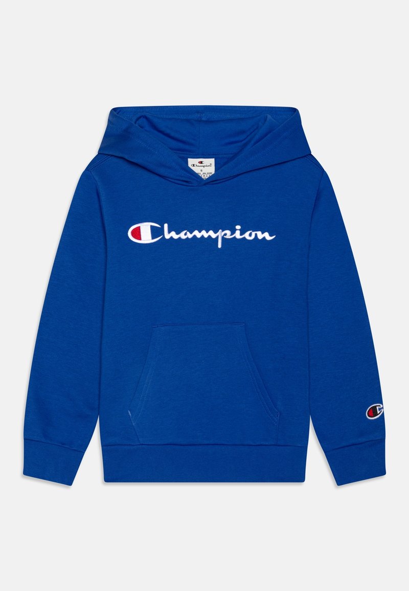 Sweat à capuche bleu de la marque Champion avec une poche kangourou à l'avant, logo Champion blanc et rouge traversant la poitrine, et petit logo sur le poignet de la manche gauche.