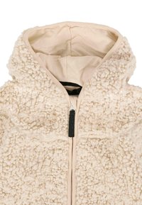 Manteau à capuche en polaire beige avec un extérieur texturé et duveteux, doté d'une fermeture éclair sur le devant et d'une doublure intérieure lisse.