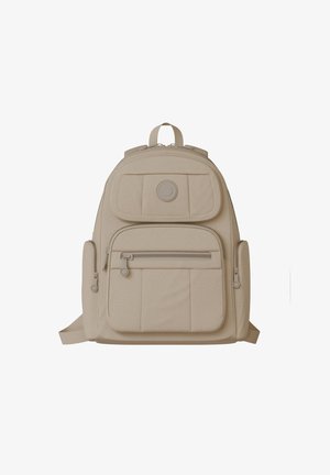 Beige Rucksack mit abgerundetem Oberteil, verstellbaren Trägern, einem Hauptfach, einer vorderen Reißverschlusstasche und zwei Seitentaschen. Hergestellt aus strukturiertem Stoff.