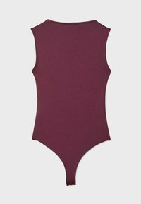 Brezrukavni bordo bodysuit s visokim ovratnikom i donjim dijelom u stilu tangi, prikazan ravno na svijetloj pozadini.