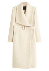 Long manteau en laine crème avec larges revers, poches latérales et ceinture assortie avec une boucle rectangulaire.