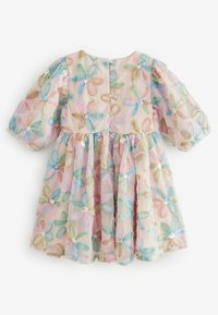 En pastellrosa klänning med blommönsterbroderi. Den har puffärmar, rund halsringning och en knappstängning på baksidan.