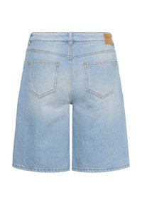 Shorts en denim bleu clair avec deux poches arrière et une petite étiquette de marque en cuir sur la ceinture.