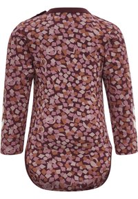 Langermige top, kastanjebruine basis met getextureerde geometrische patronen in roze, bruin en wit. Ronde halslijn met schouderdrukknoopjes, afgeronde zoom.
