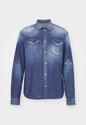 Blaue Denim-Hemd mit spitzem Kragen, langen Ärmeln, zwei Brusttaschen, ausgefransten Details und Druckknopfverschluss. Ausgebleichtes Finish überall.