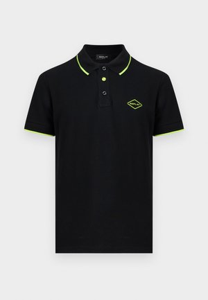 Polo noir à manches courtes, avec bordure vert néon sur le col et les poignets, patte de boutonnage à trois boutons, et petit logo Replay vert néon sur la poitrine.