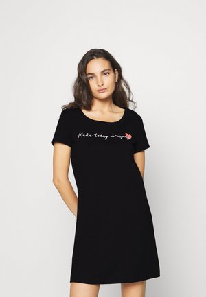 Schwarzes Kurzarmkleid mit Rundhalsausschnitt, das den Text "Mach den heutigen Tag fantastisch" und ein kleines rotes Herzelement zeigt. Glatte Stoffoberfläche.