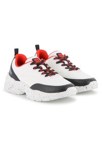 Άσπρα αθλητικά παπούτσια από δίχτυ με μαύρες και κόκκινες λεπτομέρειες, παχιά σόλα με στίγματα και επίπεδα μαύρα κορδόνια, με κόκκινη εσωτερική επένδυση και θηλιά έλξης.