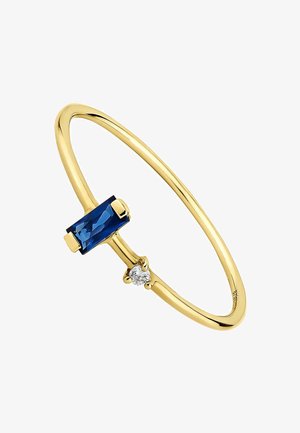 Anillo de bangle de oro con una piedra azul rectangular y un pequeño acento de diamante redondo, mostrando un acabado elegante y pulido.