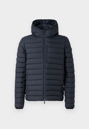 Tmavě modrá prošívaná bunda s kapucí, má přední zip a jemné vodorovné švy. Texturovaná tkanina a náprsní kapsa.