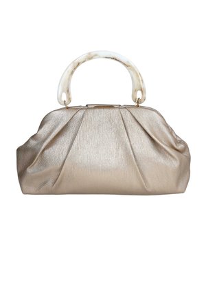 Bolso de mano color champán con tela fruncida y un asa curva blanca jaspeada.