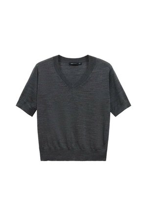 Suéter de manga corta en gris carbón con diseño de cuello en V, hecho de una tela suave, que cuenta con una cintura ajustada y sutiles detalles texturales.