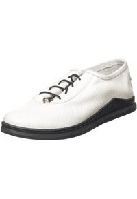 Zapato blanco de cuero perforado con cordones negros y una suela texturizada negra. Presenta una punta redondeada y acentos suaves a lo largo de los lados.