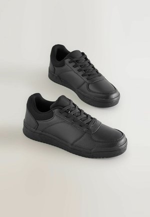 Zwarte sneakers met een low-top ontwerp, gemaakt van leer, met een gestructureerd oppervlak, voorzien van een vetersluiting en een rubberen zool. Geen zichtbare logo's.