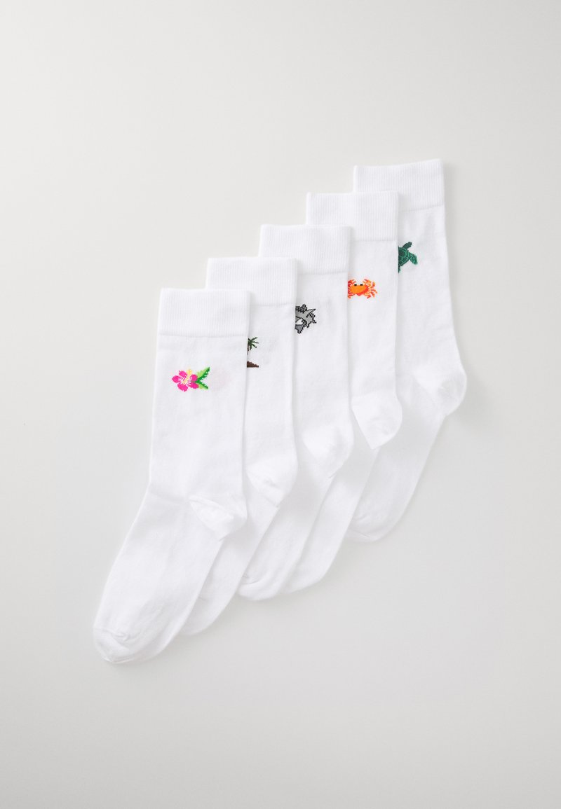 Ensemble de six chaussettes en coton blanc avec divers designs brodés colorés : une fleur, un palmier, un poisson, un crabe et des feuilles. Doux, de longueur moyenne.