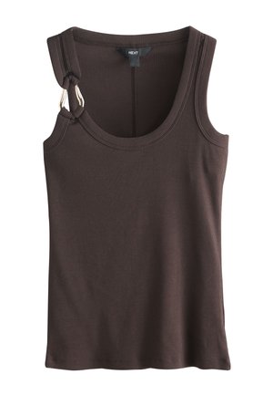 Braunes, geripptes ärmelloses Tanktop mit doppelten Schulterträgern, die an einer Seite durch zwei silberne Ringe verbunden sind.