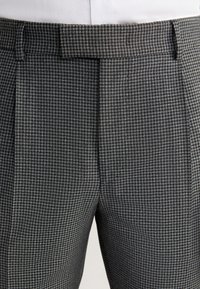 Grau karierte Hose mit gefaltetem Design, aus gewebtem Stoff mit strukturierter Oberfläche und traditionellem Bund.