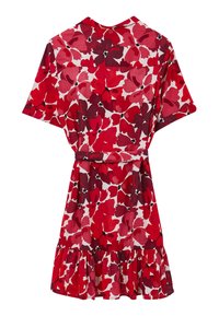 Vestido de estampado floral rojo con mangas cortas, escote en V y un dobladillo acampanado con volantes. Hecho de una tela ligera con un patrón texturizado.