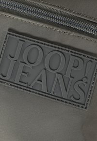 JOOP! Jeans MIRANO LIAM XSVZ - Sac bandoulière - khaki