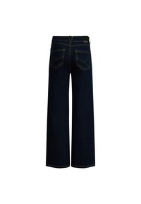 Jeans a gamba larga in denim scuro con cuciture gialle a contrasto, dotati di due tasche posteriori con un design angolato unico e una vita con marchio.