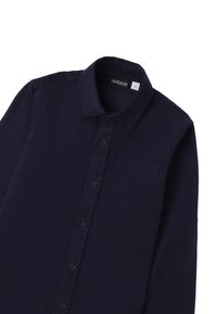 Camicia navy blue con bottoni realizzata in tessuto testurizzato, con colletto classico, maniche lunghe e una tasca sul petto.