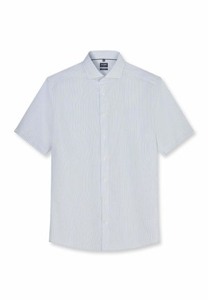 Lichtblauw kortärmelig overhemd met knopen, witte verticale naaldstrepen en een puntige kraag, plat gelegd op een witte achtergrond.